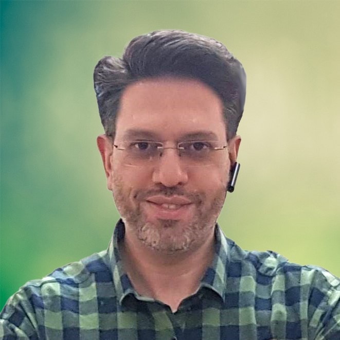 پرتره علیرضا عباسیان، از مربیان همراه مدرسه ویسان