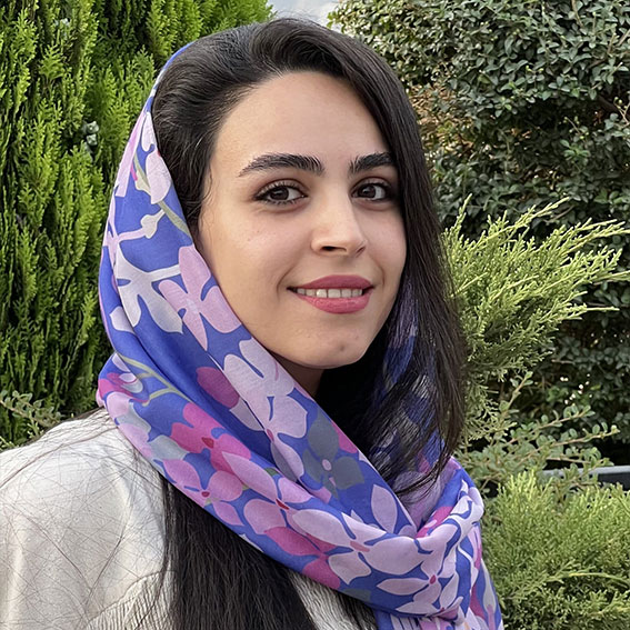 پرتره نیوشا دوشن، مدیر فروش و تسهیل‌گر یادگیری